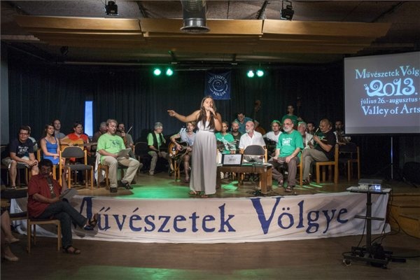 Palya Bea énekes és az idén Kapolcson fellépő művészekből álló alkalmi zenekar a Művészetek Völgye 2013 sajtótájékoztatóján a Fonó Budai Zeneházban 2013. június 18-án. -  MTI fotó: Szigetváry Zsolt