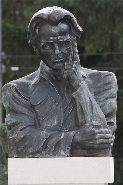 Sütő András, a hét éve elhunyt Kossuth-díjas író első romániai szobra, Zavaczky Walter helyi szobrászművész alkotása, amelyet 2013. június 23-án avattak fel Székelyudvarhelyen. -  MTI fotó: Haáz Sándor