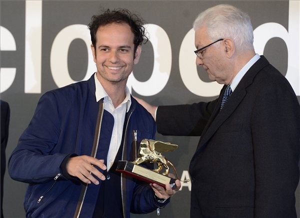 A brit Tino Sehgal átveszi a legjobb művésznek járó díjat Paolo Barattától, a biennále elnökétől a velencei biennále megnyitóján 2013. június 1-jén. - MTI fotó: Kovács Tamás