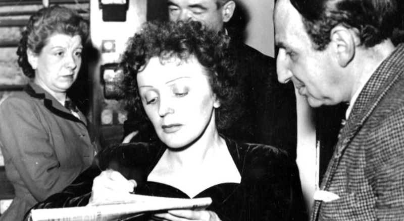 Edith Piaf francia sanzonénekesnő, amint autogramot ad. Fotó: MTI