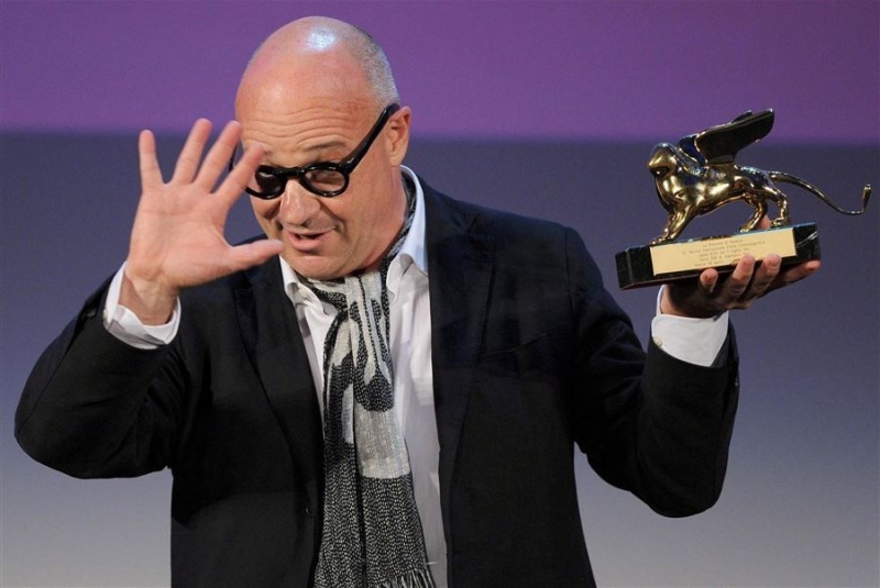 Gianfranco Rosi olasz rendező a legjobb filmnek járó elismeréssel, az Arany Oroszlánnal a kezében a 70. Velencei Filmfesztiválon 2013. szeptember 7-én. Rosi a Sacro GRA című alkotásával érdemelte ki a világ legrégebbi filmes seregszemléjének rangos elismerését. - (MTI/EPA/Ettore Ferrari)