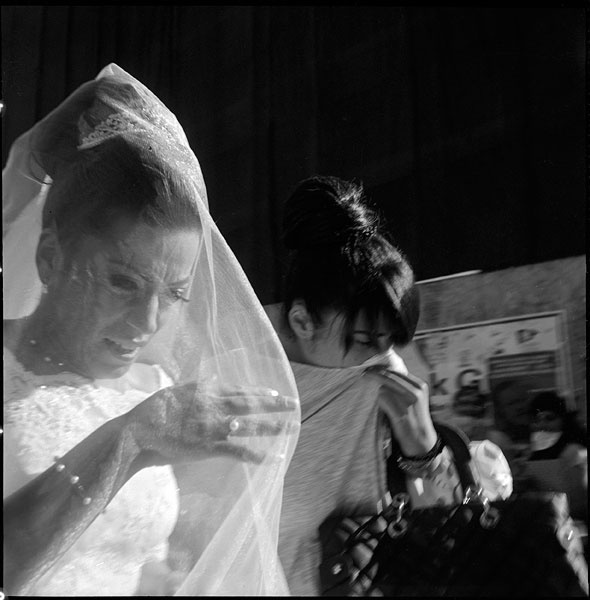 Könnygáz elől menekülő menyasszony - Ankara - Törökország - Fotó: Páczai Tamás
