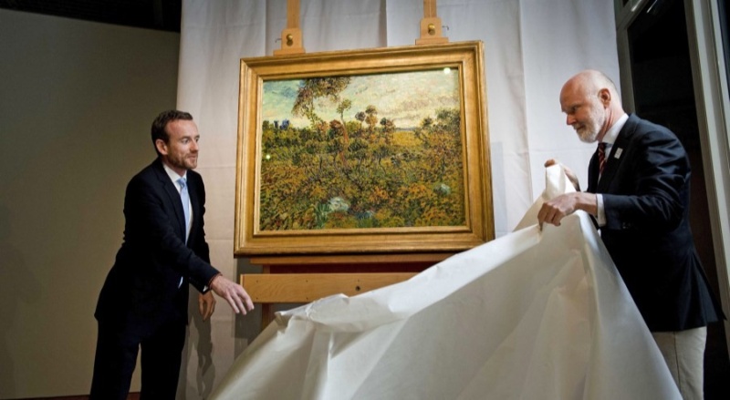 Louis van Tilborgh kutató és Alex Rueger, a Van Gogh Múzeum igazgatója felfedik a nemrég előkerült alkotást. (Fotó: EPA/Olaf Kraak)