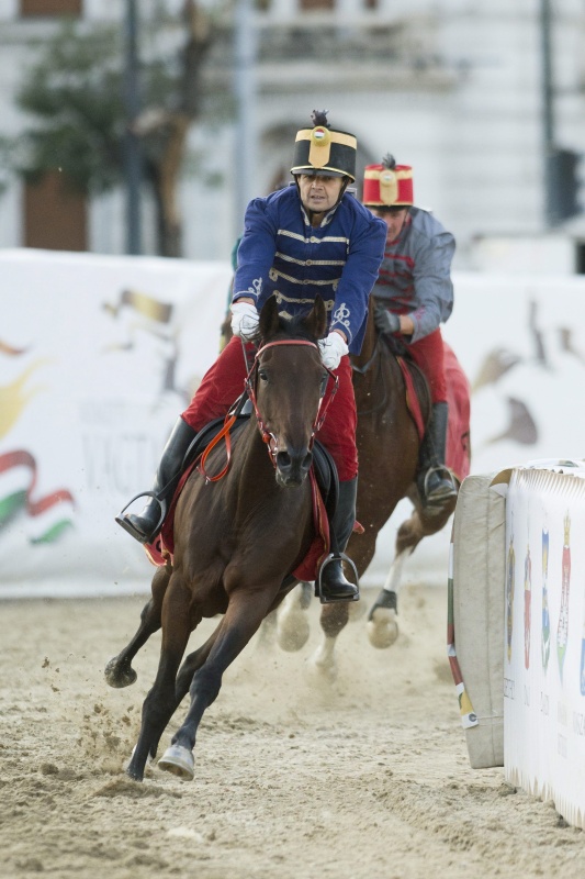 A Bajáról érkezett, a későbbi győztes Németh János versenyez My Boy Mennydörgés nevű lova nyergében a Nemzeti Vágta döntőjében Budapesten, a Hősök terén 2015. szeptember 20-án. - MTI Fotó: Koszticsák Szilárd